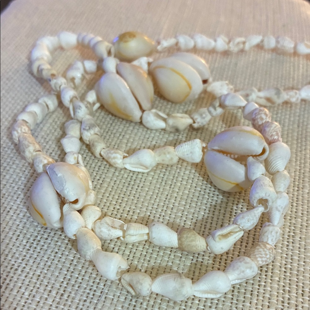 Elegant vintage Shell Necklace